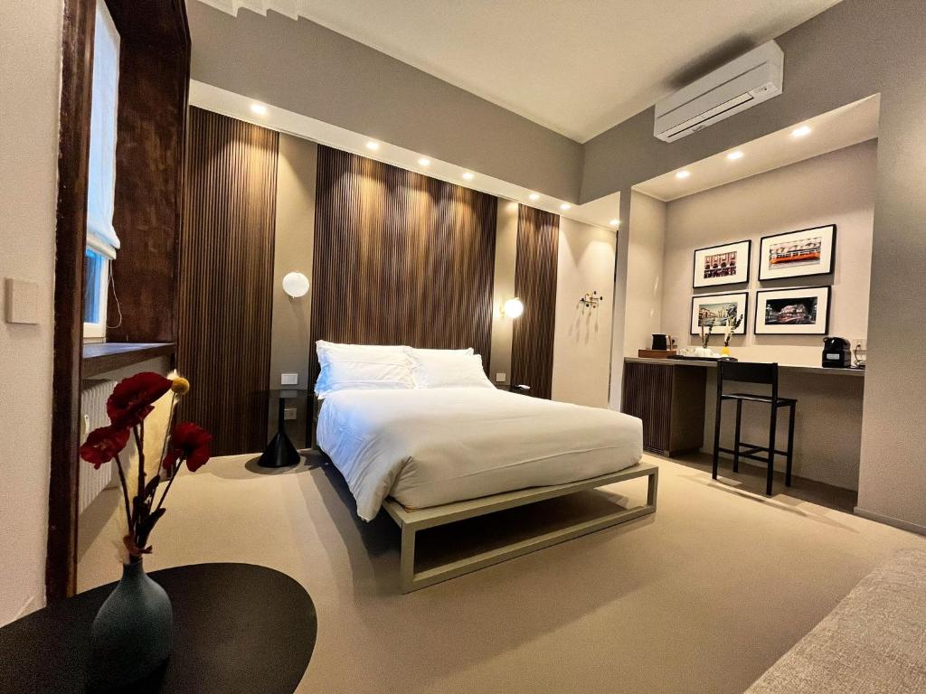 - une chambre avec un lit et un bureau dans l'établissement My Milano Charming & Luxury Rooms, à Milan