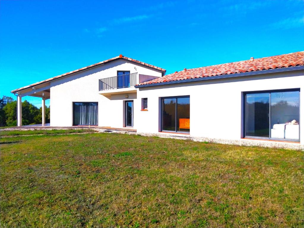 a white house with a large yard at Magnifique villa 220m2- Quartier résidentiel Le Carreyrat - 6 à 8 pers - 3 chambres doubles - Grand jardin et terrasses in Montauban