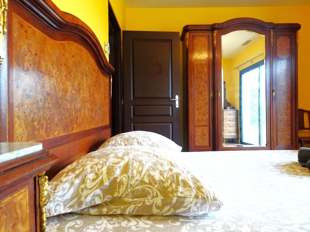 Krevet ili kreveti u jedinici u objektu Magnifique villa 220m2- Quartier r&eacute;sidentiel Le Carreyrat - 6 &agrave; 8 pers - 3 chambres doubles - Grand jardin et terrasses