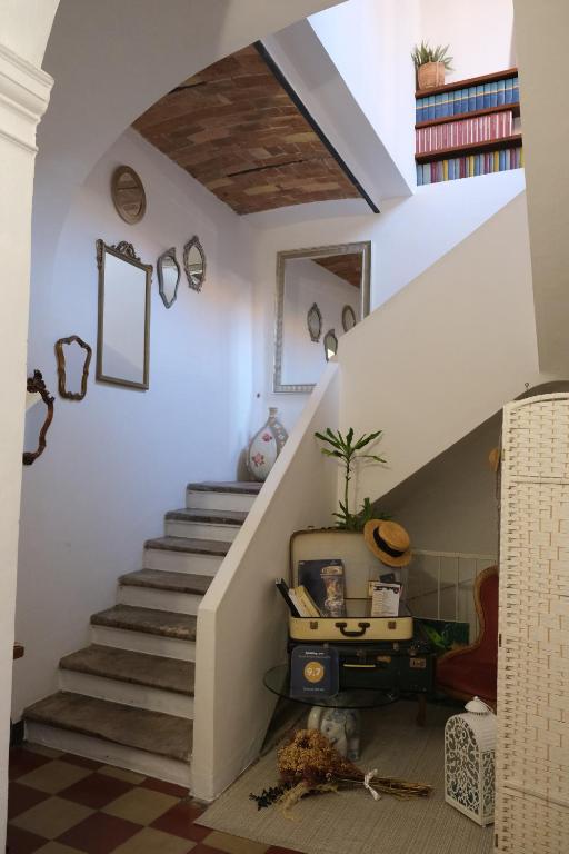 een trap in een huis met een trap bij Dimora Amina in Loreto Aprutino