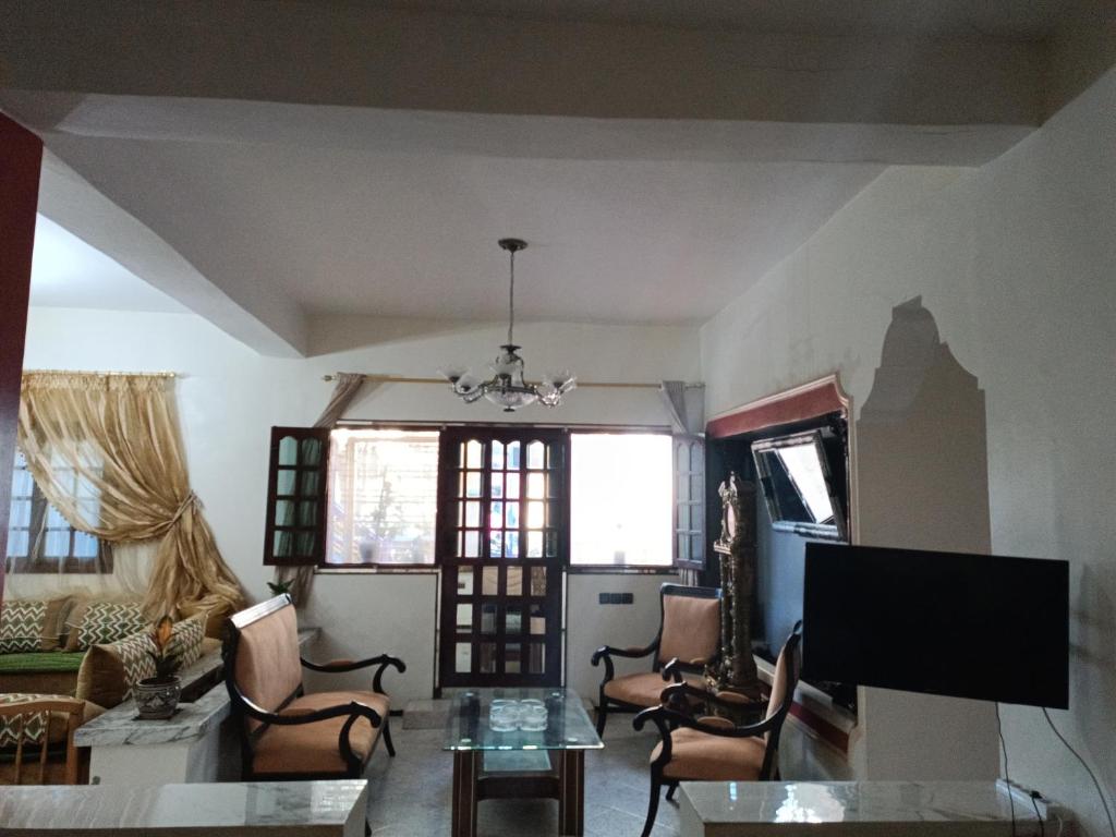 uma sala de estar com uma mesa e uma televisão em Dar Dyafa em Salé