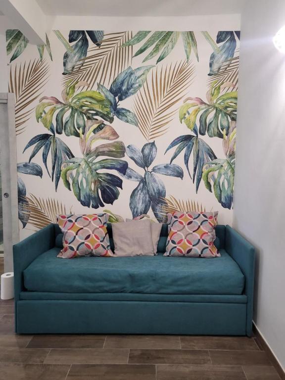 都靈的住宿－Ma Maison Iris，壁画前的蓝色沙发