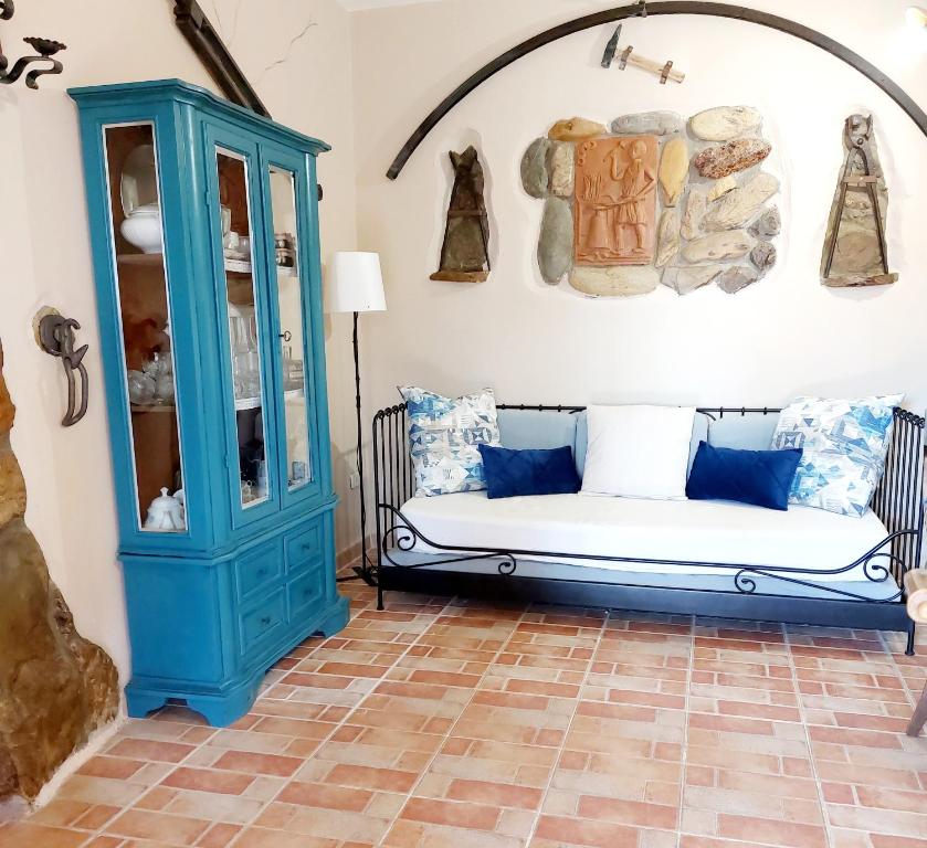 Zimmer mit einem blauen Schrank und einer Bank in der Unterkunft Villetta Blu in Rio nellʼElba