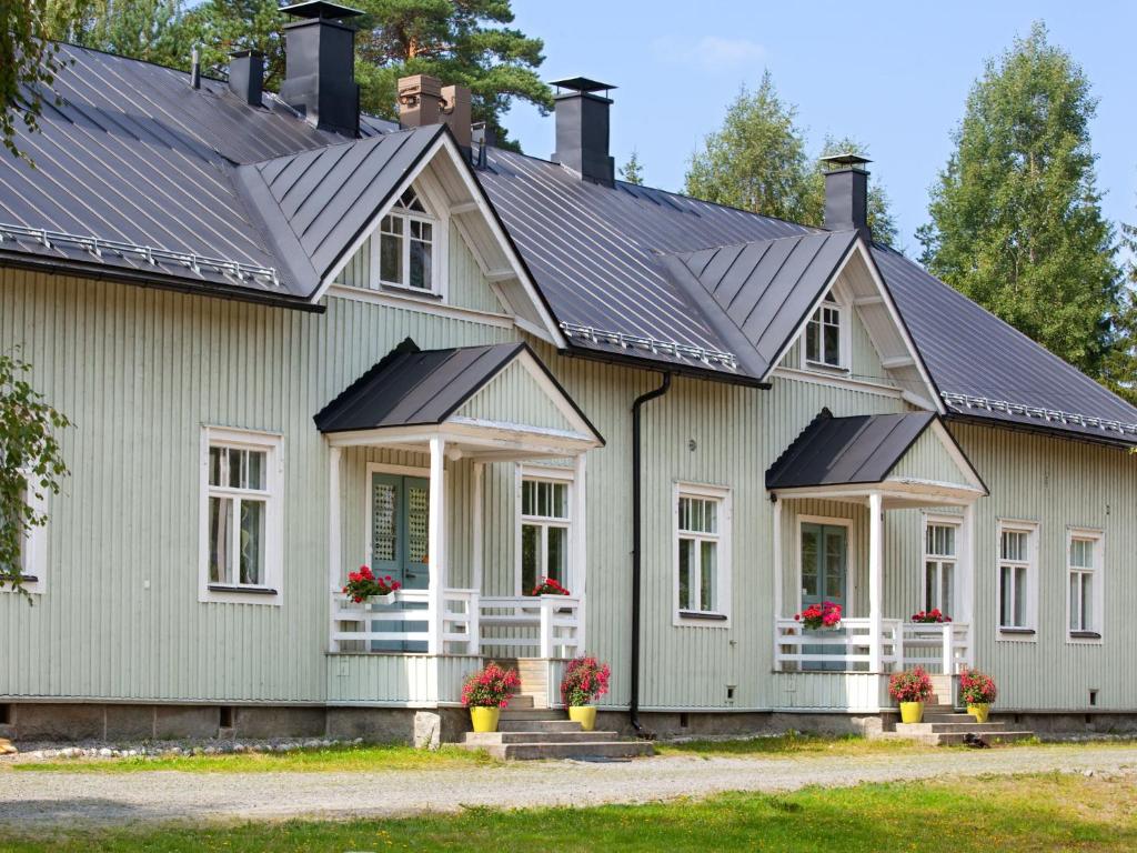 a house with a metal roof at Kuuksenkaari in Ilomantsi