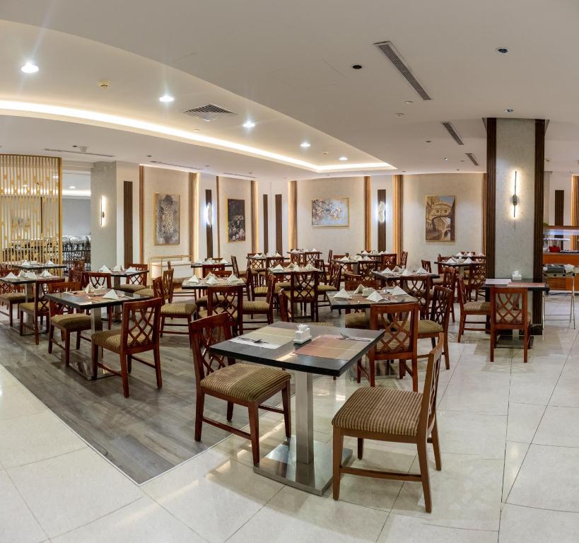 Restaurace v ubytování Emaar Royal Hotel