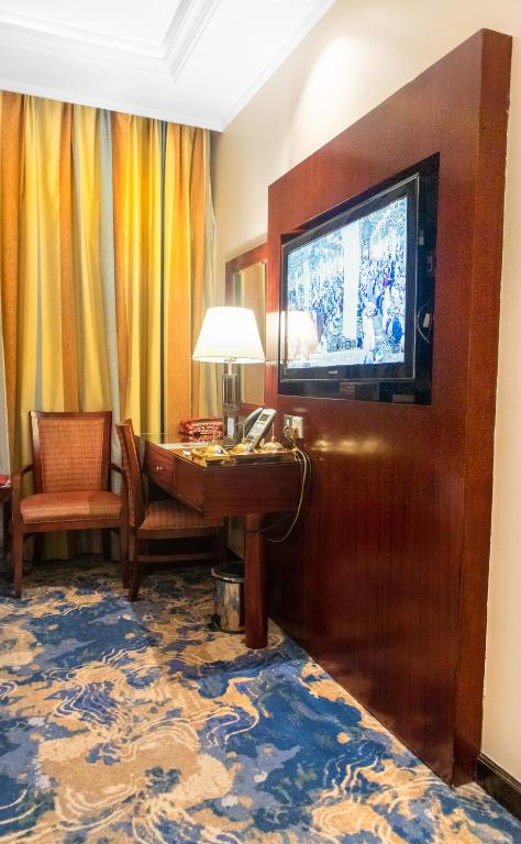 TV a/nebo společenská místnost v ubytování Emaar Royal Hotel