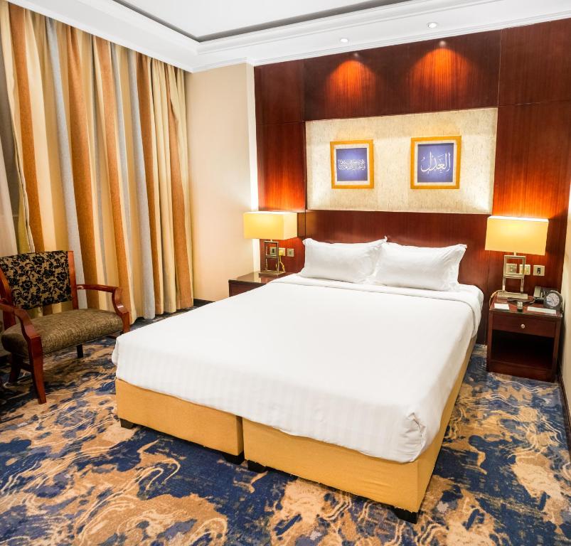 Postel nebo postele na pokoji v ubytování Emaar Royal Hotel