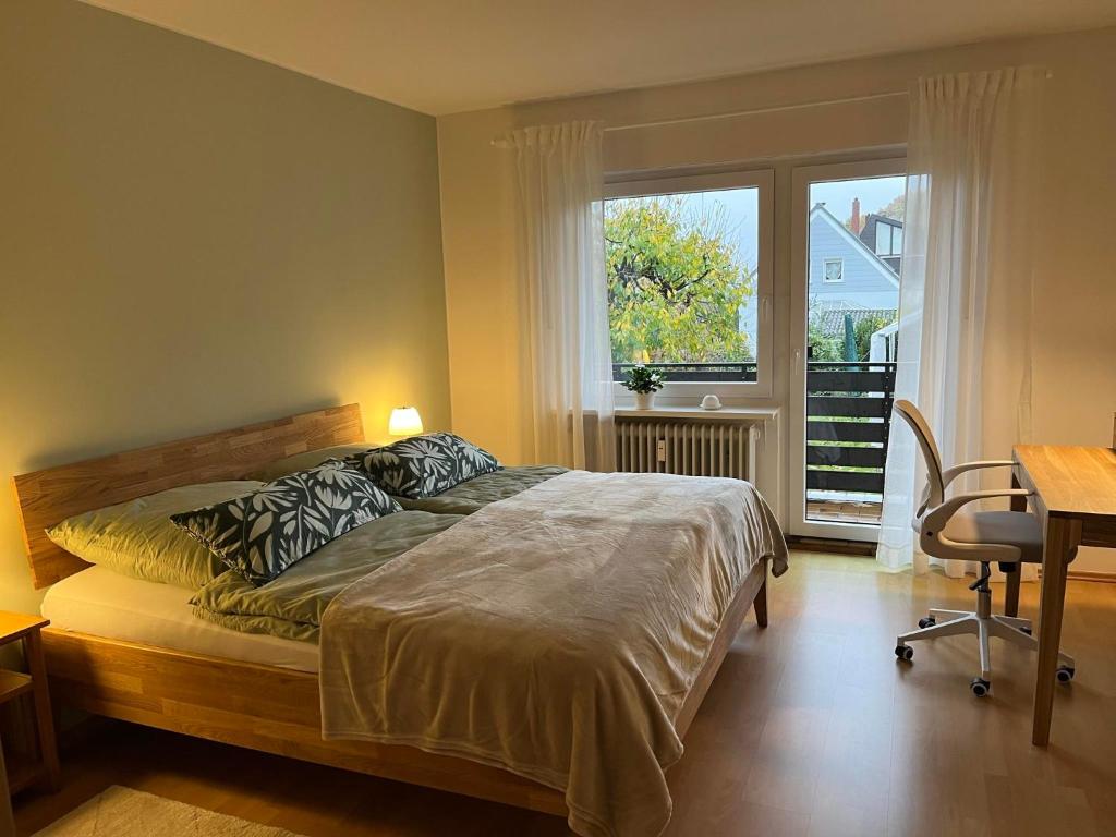 1 dormitorio con cama, escritorio y ventana en Hennen-Nest, en Sankt Ingbert