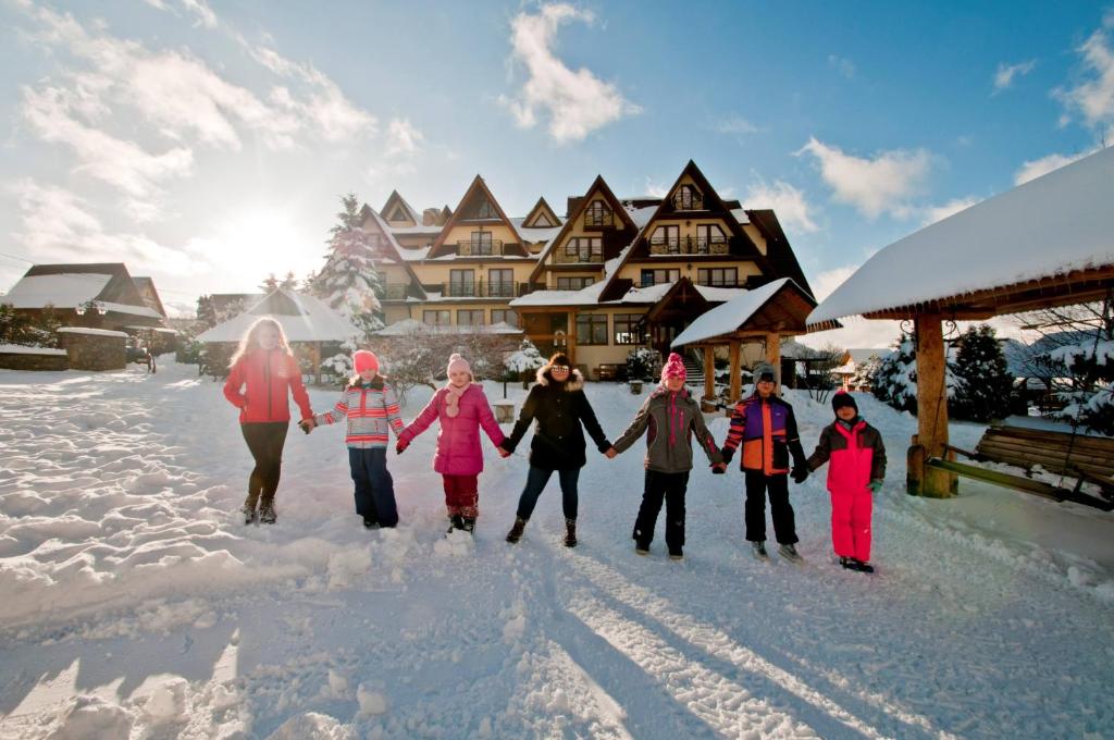 Hostia v ubytovaní Folk Resort Domki i Apartamenty