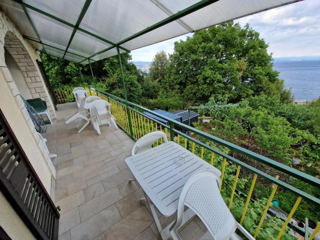 een balkon met witte stoelen en uitzicht op de oceaan bij Apartment in Icici with sea view, terrace, Wi-Fi (4870-3) in Ičići