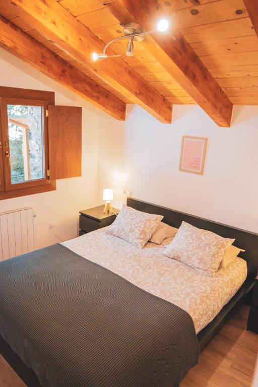 Postel nebo postele na pokoji v ubytování Casa amb molt encant i tranquilitat.