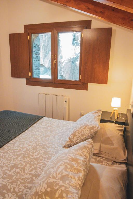 Postel nebo postele na pokoji v ubytování Casa amb molt encant i tranquilitat.