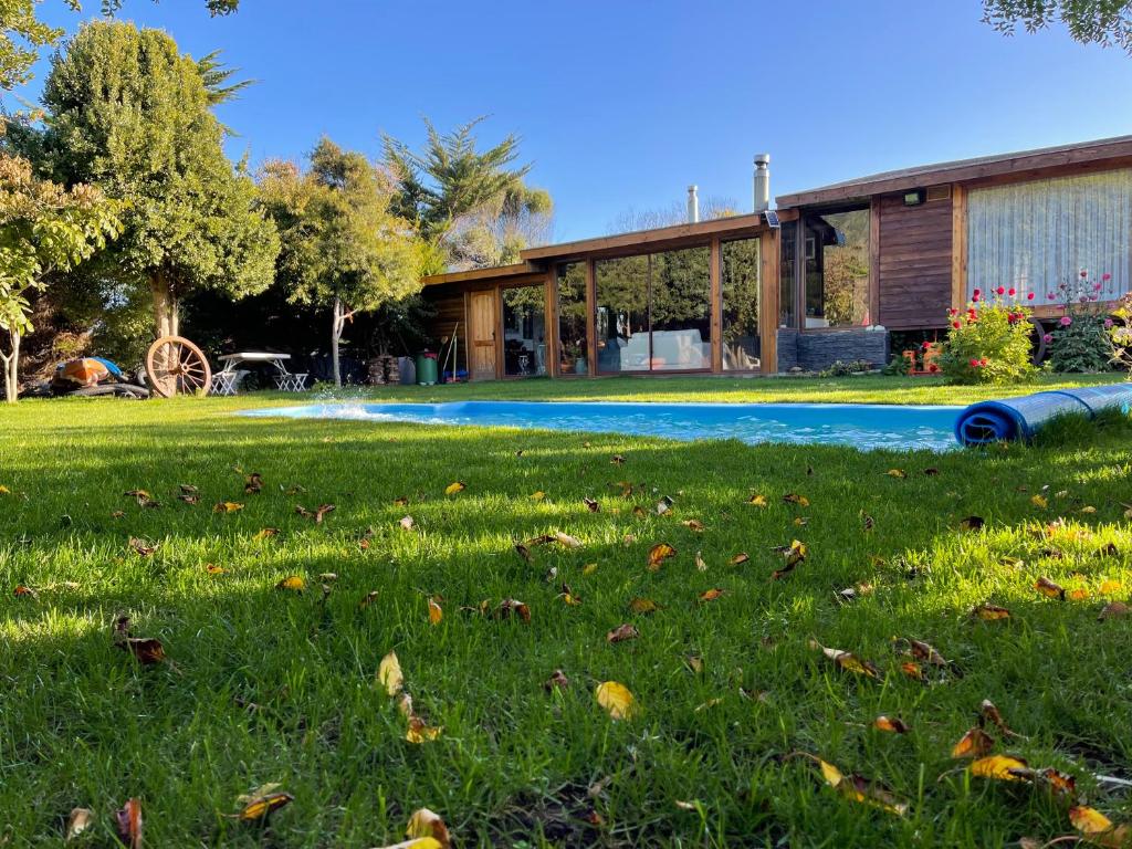 una casa con una piscina en el césped en CASA EN COBQUECURA SE ARRIENDA, en Cobquecura