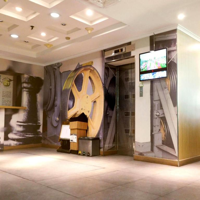 TV a/nebo společenská místnost v ubytování Tamarin Hotel Jakarta manage by Vib Hospitality Management