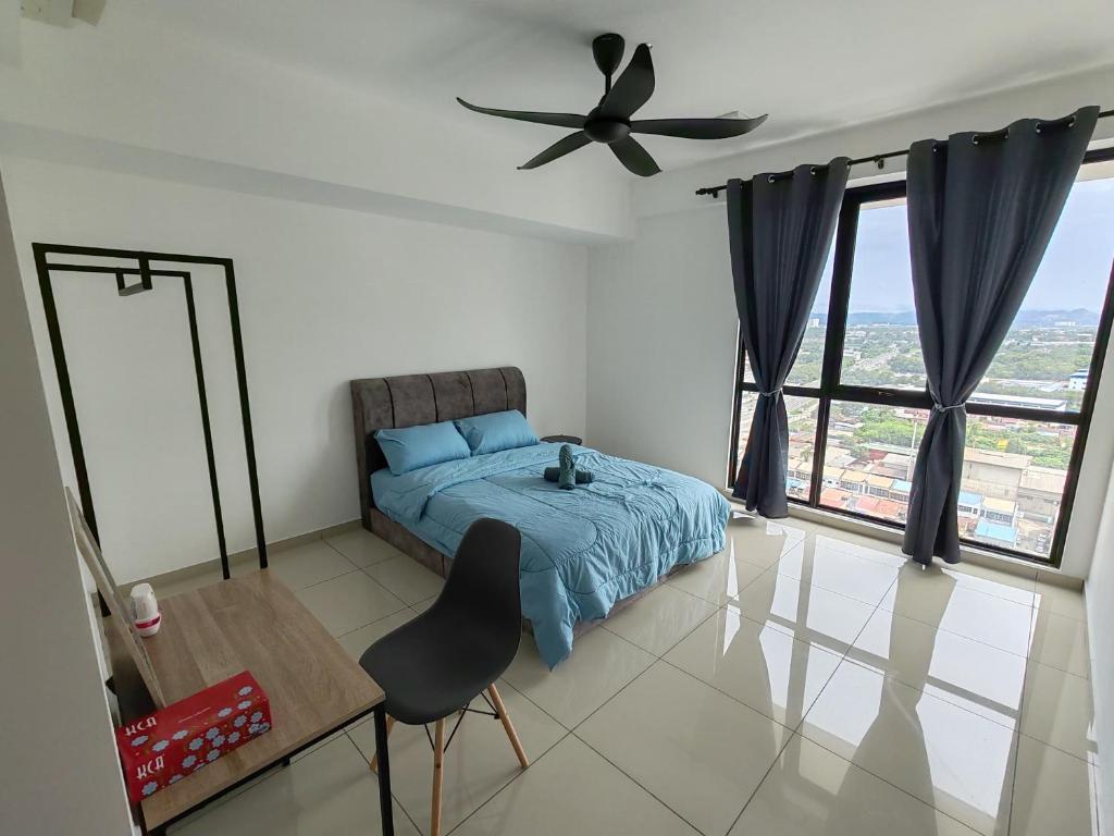 um quarto com uma cama e uma ventoinha de tecto em Cozy 2room 6pax @ Menara Sentral em Bukit Mertajam