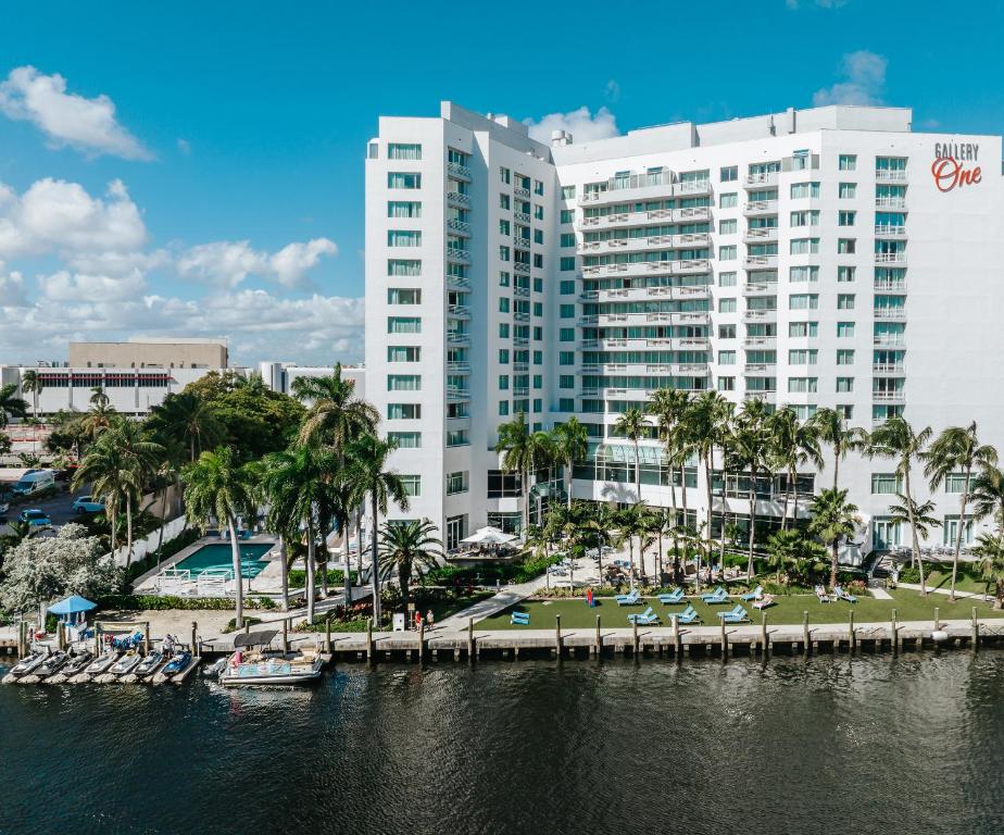 un grande edificio bianco accanto a un corpo d'acqua di Waterview Condo- Spacious 2 bedroom - Central - Steps to Beach a Fort Lauderdale