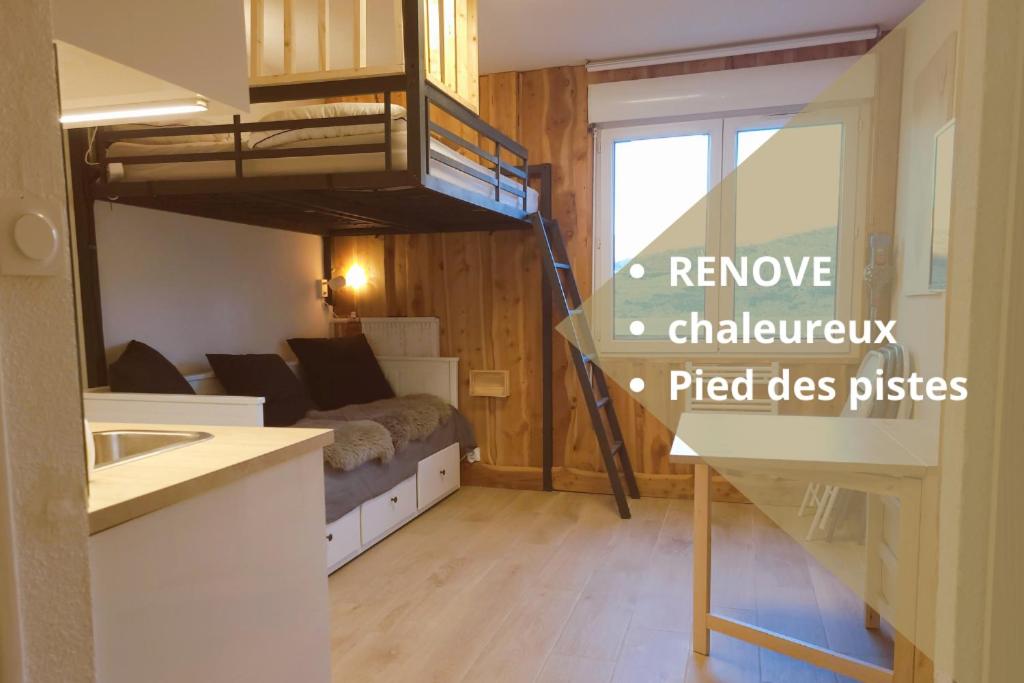 een kleine kamer met een stapelbed en een keuken bij Studio chaleureux rénové au pied des pistes in Le Dévoluy