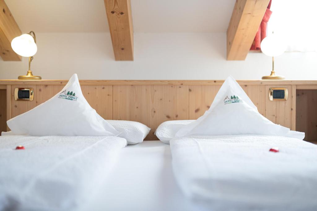 Postel nebo postele na pokoji v ubytování Hotel Zirmes
