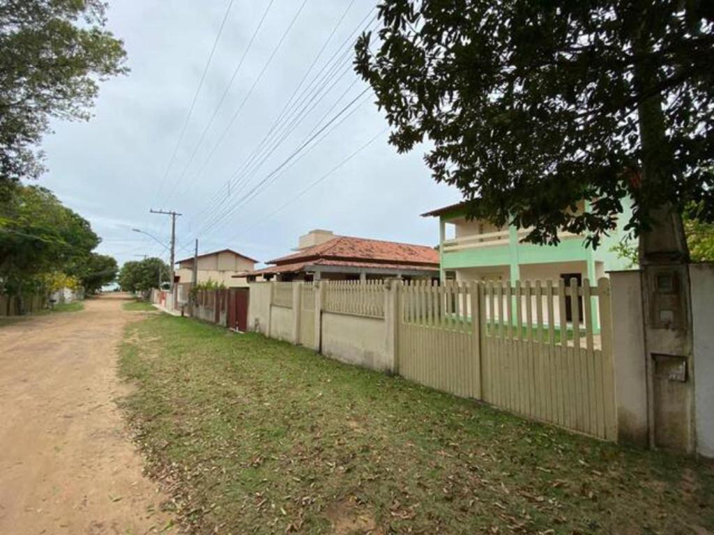 un camino de tierra con una valla y una casa en Casa de praia para temporada espaço inteiro Putiri ES, en Santa Cruz
