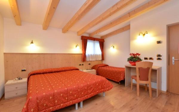 Postel nebo postele na pokoji v ubytování Hotel Zirmes
