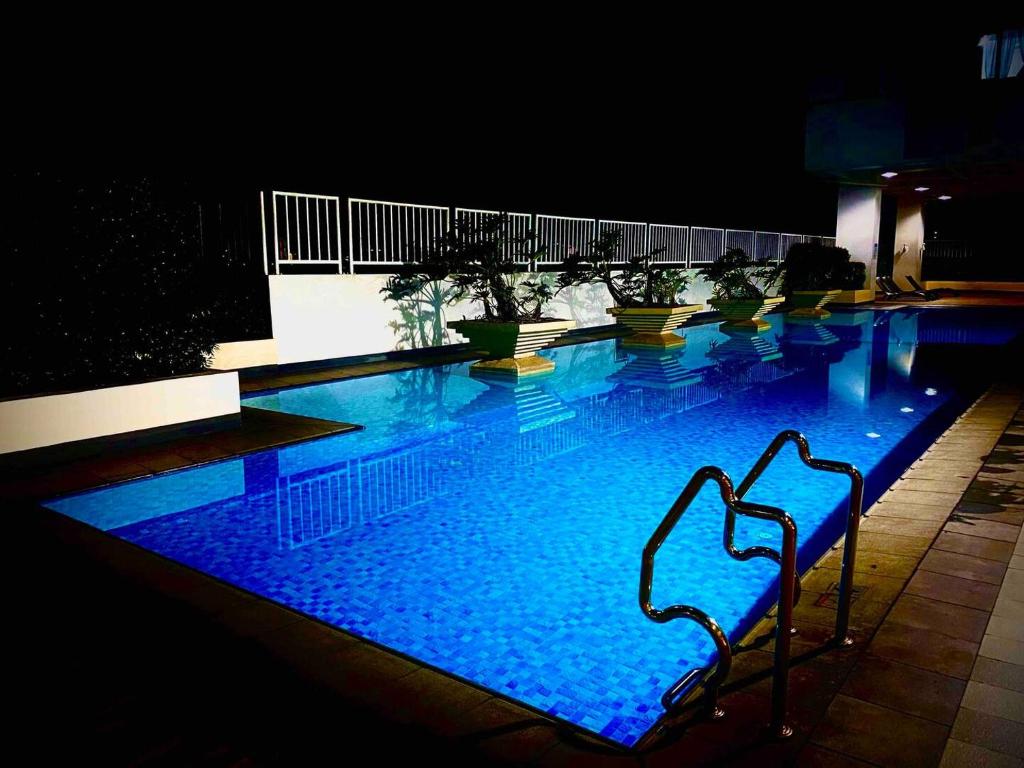 - une piscine d'eau bleue la nuit dans l'établissement Luxury Condo-Princeton Residence-New Manila Quezon City, à Manille