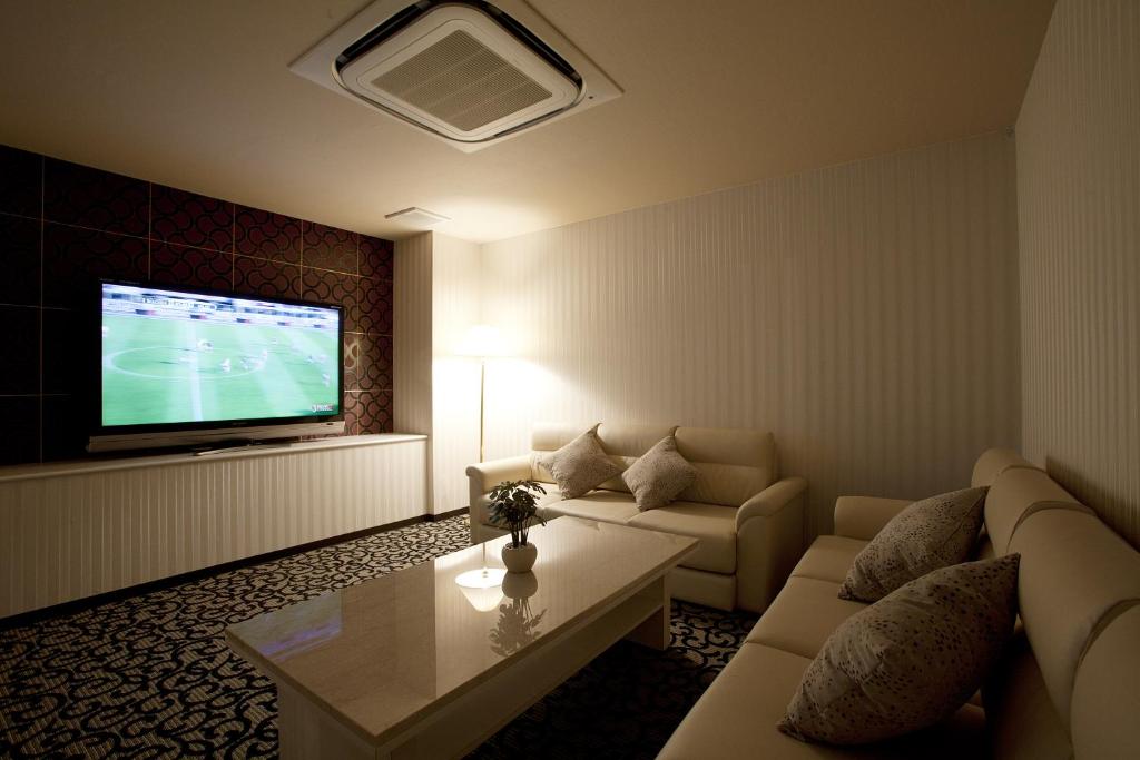京都市にあるHotel ALFA 京都のソファとテレビのあるリビングルーム