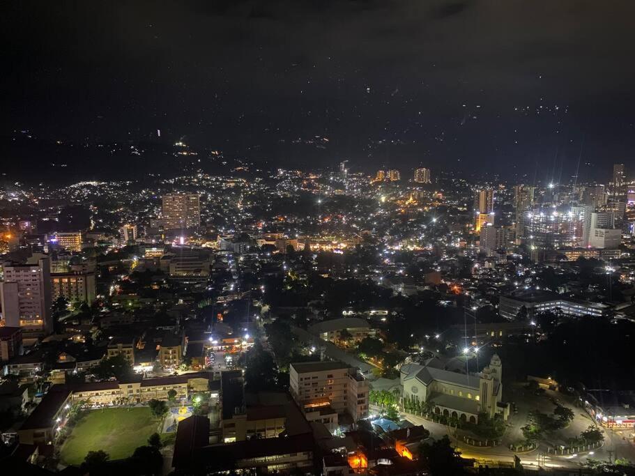 - une vue sur la ville la nuit avec des lumières dans l'établissement Horizon101 studio gem, à Cebu