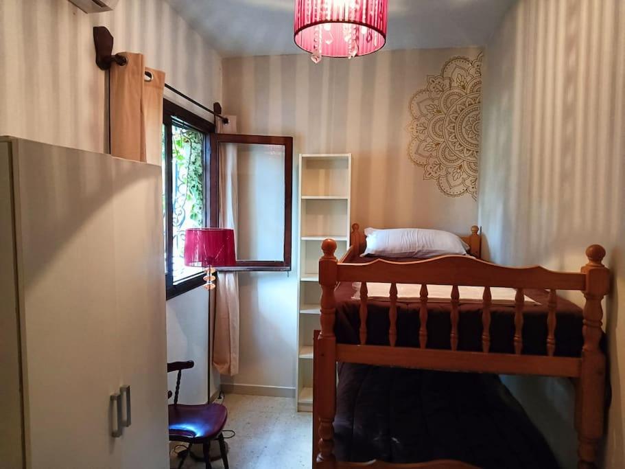 una camera con letto, specchio e lampada di Villa La Gran Duquesa a Playa de San Juan