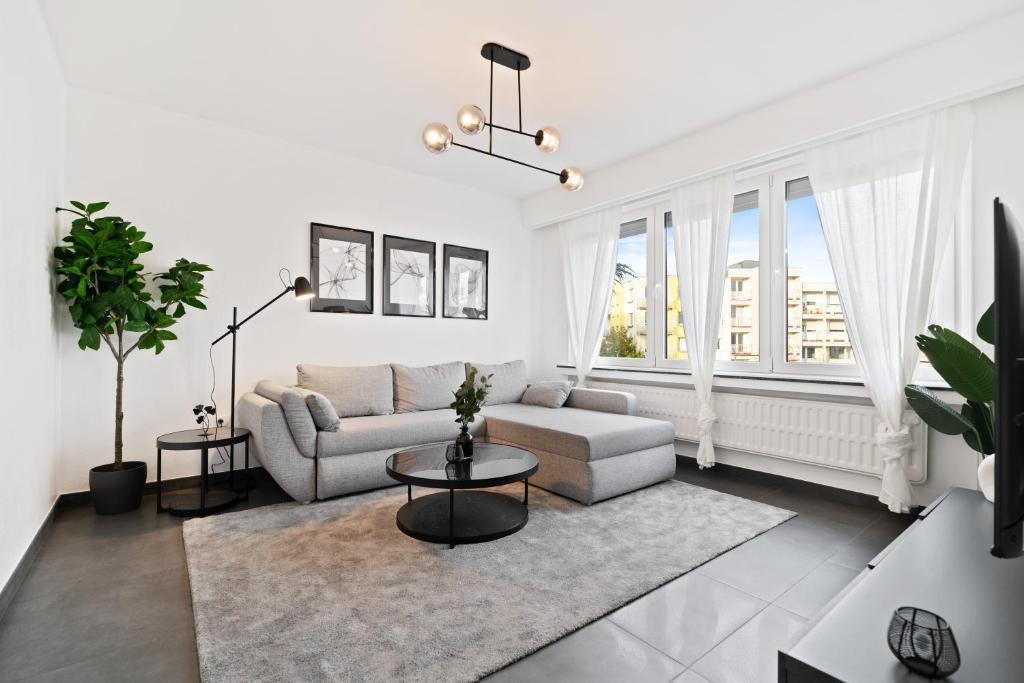 En sittgrupp på Charming 1BR Apt w/ Terrace & 5 min Drive to City