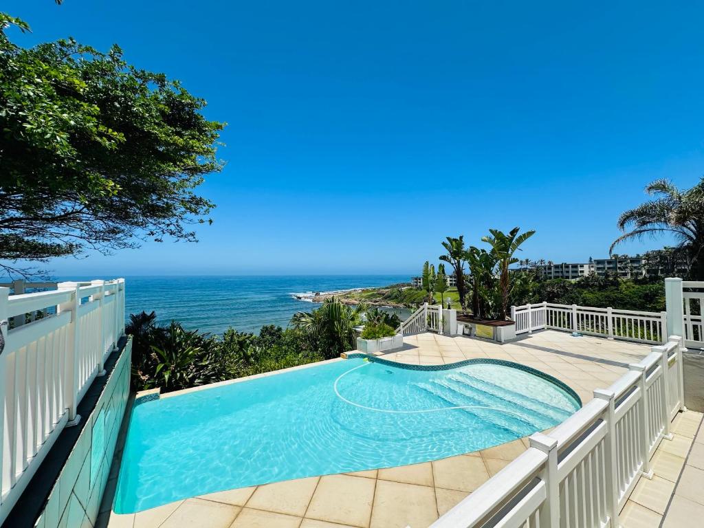 una piscina con vista al mar en Summer Lodge Villa 1, en Uvongo Beach