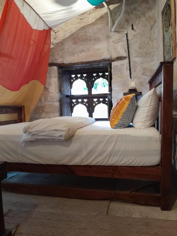 Postel nebo postele na pokoji v ubytování نزل كوفان التراثي Koofan Heritage Lodge