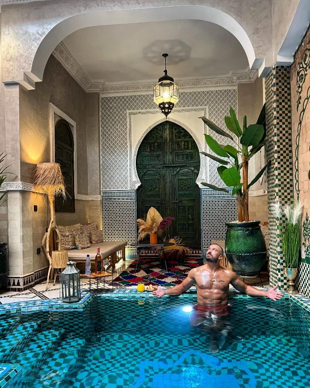 La alberca dentro o cerca de Riad Arabkech