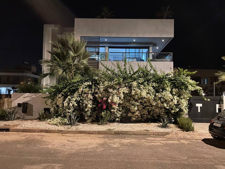 een grote bos bloemen voor een gebouw bij HAUT de villa contemporain sur golf securise in Marrakesh