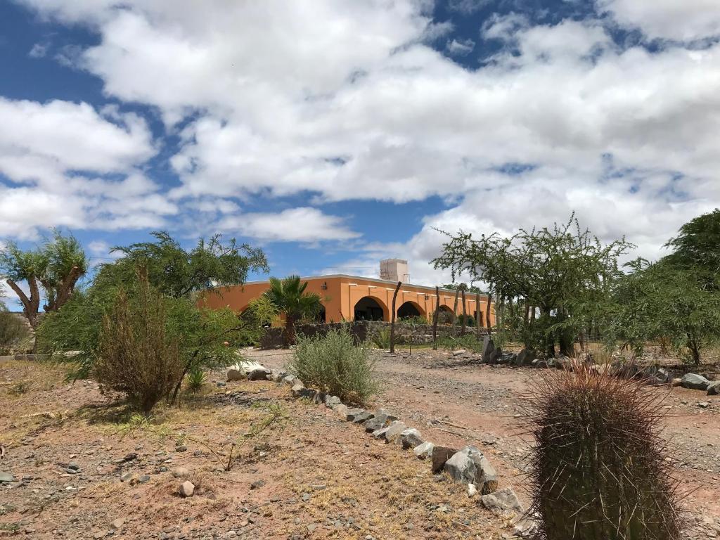 un puente en medio de un campo con árboles en La casona de Quipón en Cachí