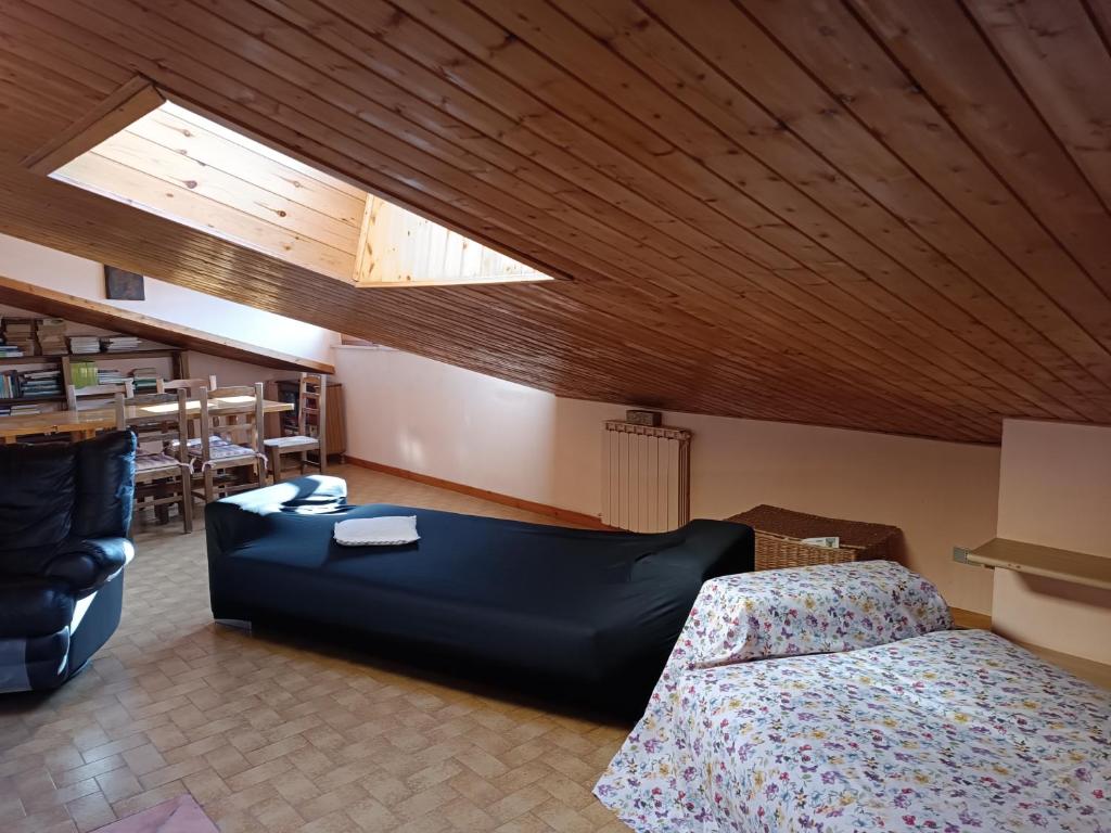 um quarto com uma cama e um tecto de madeira em Attico Bruno em Rimini