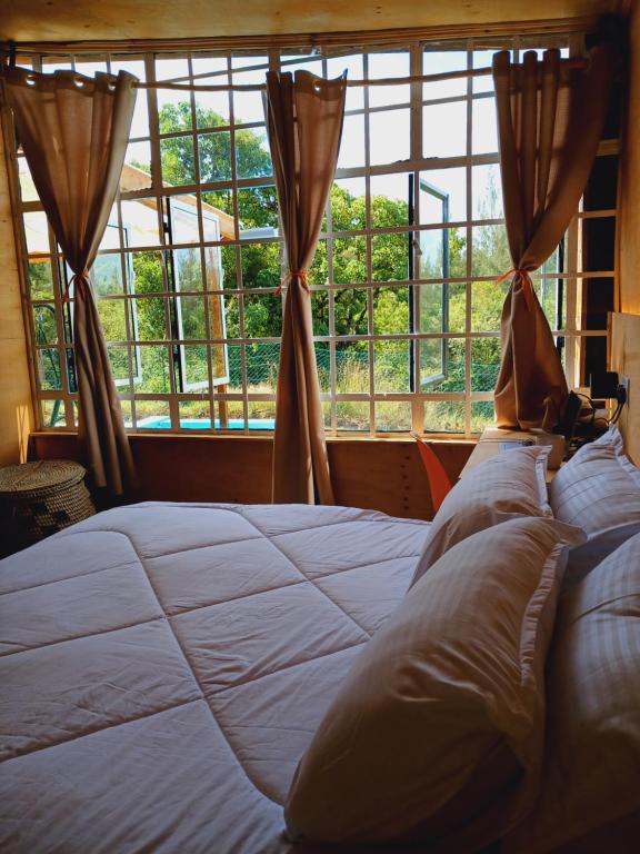 Postel nebo postele na pokoji v ubytování The Cascades Cabin Nakuru
