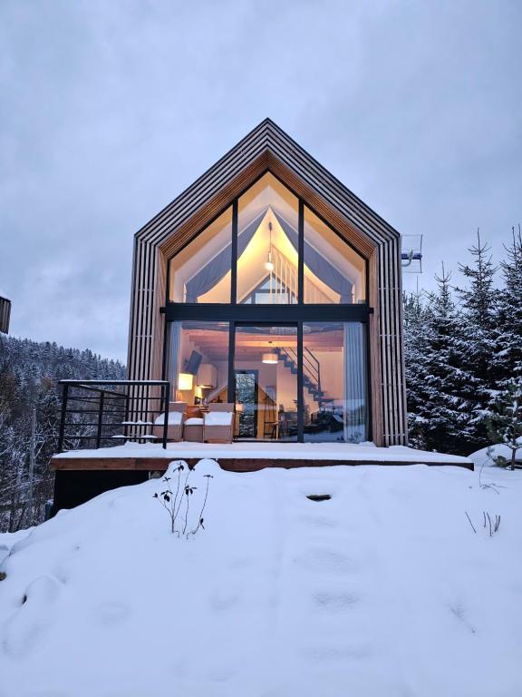 Domki Pod Lasem - Domek Sosnowy om vinteren