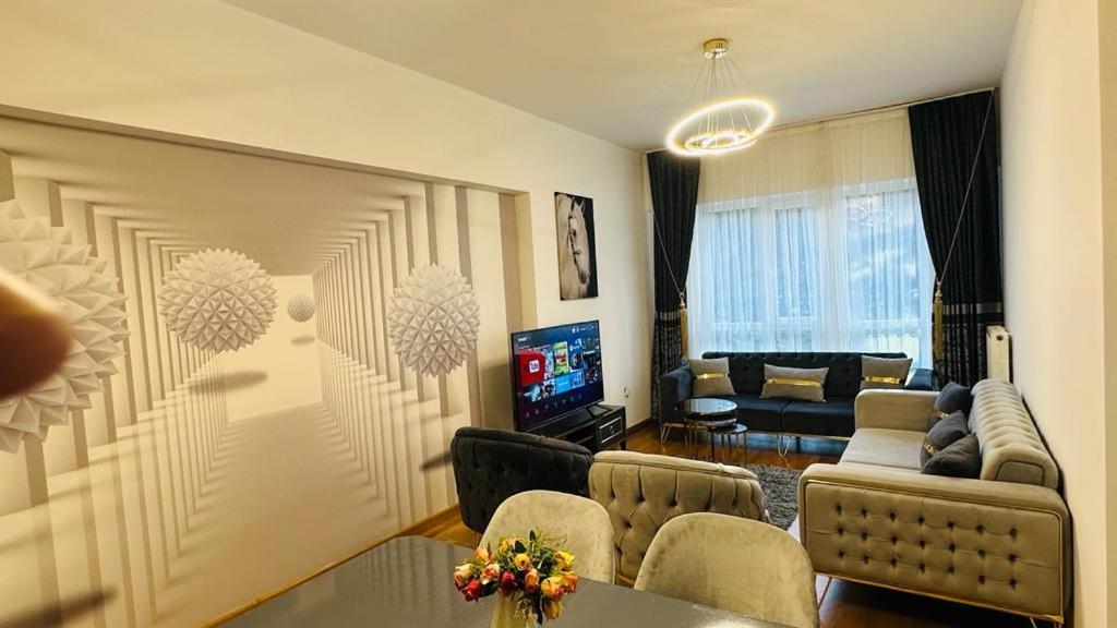 uma sala de estar com um sofá e uma mesa em إسطنبول em Esenyurt