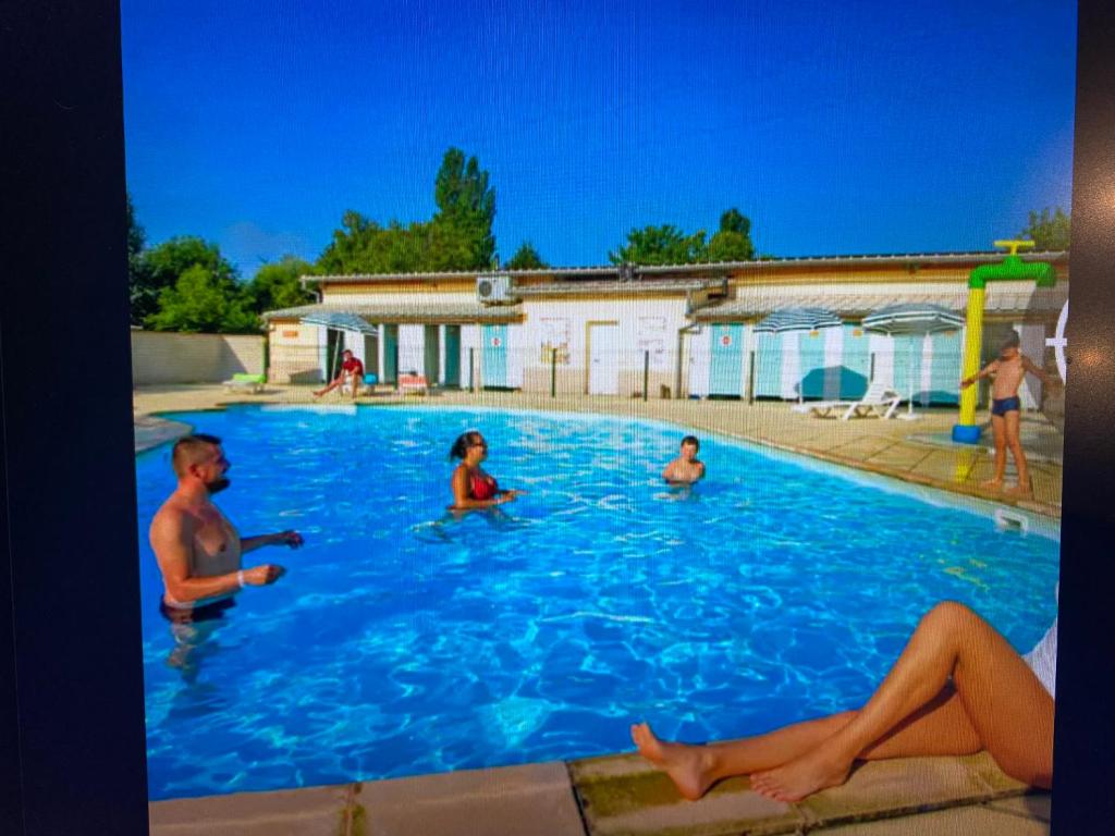 a group of people in a swimming pool at MOBIL HOME Clim BOOFZHEIM 6 PERSONNES 3 CHAMBRES LE RIED 3 ETOILES PROCHE EUROPA PARK in Boofzheim