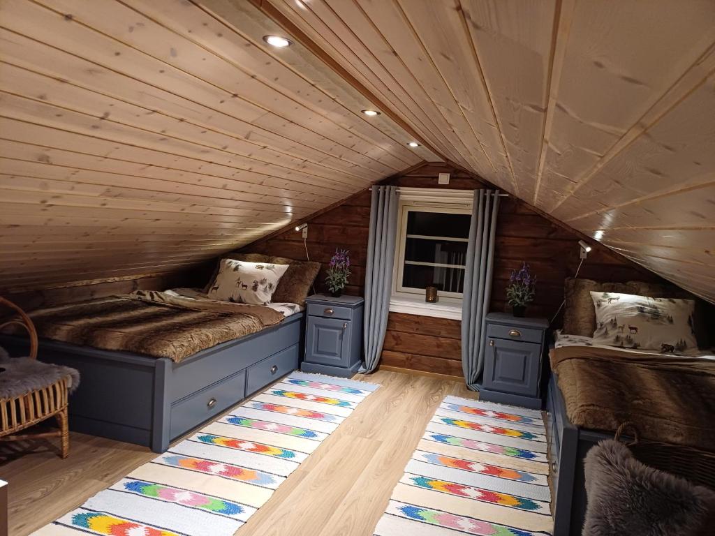 Habitación con 2 camas en un ático en Malangen Lodge, en Mestervik