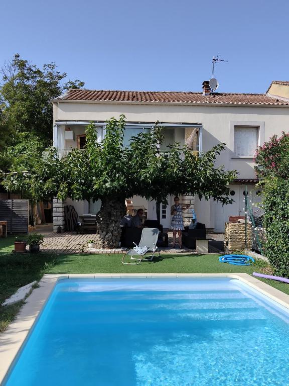 une piscine bleue devant une maison dans l'établissement Maisonnette provençale, à Courthézon