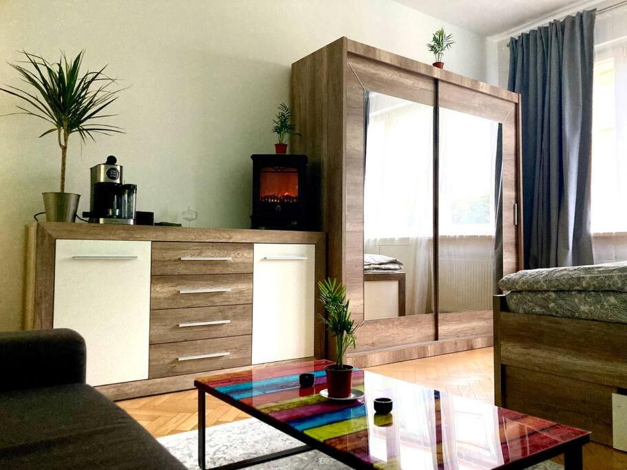 een woonkamer met een spiegel en een tafel bij Sunny flat in center of Prague in Praag