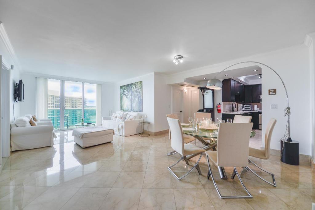 The Tides Hollywood Amazing Beachside Apartment, Hollywood (updated