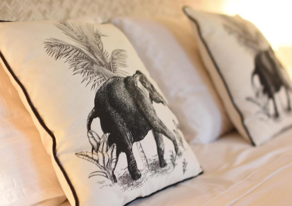 2 almohadas en una cama en Coco Carïb - Cabane vue Mer & Massages, en Deshaies