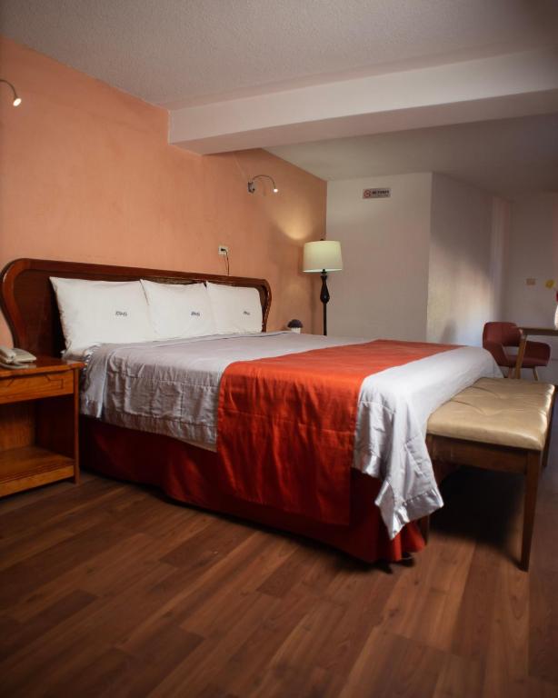 Postel nebo postele na pokoji v ubytování Hotel Atenas