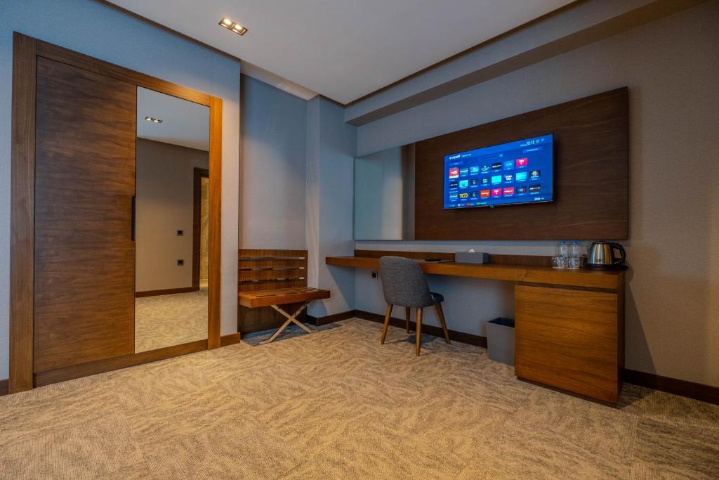TV a/nebo společenská místnost v ubytování B'İSTANBUL HOTEL