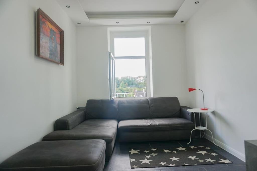- un salon avec un canapé et une fenêtre dans l'établissement Apartment with balkon, à Wuppertal