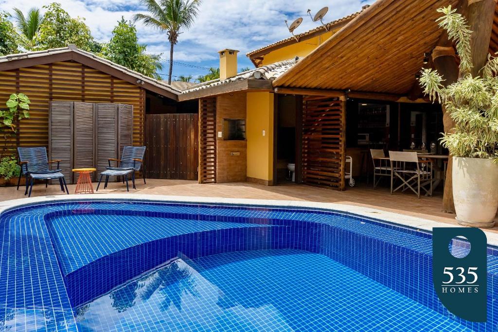 Πισίνα στο ή κοντά στο Oasis na Vila de Praia do Forte Casa 4 suítes.