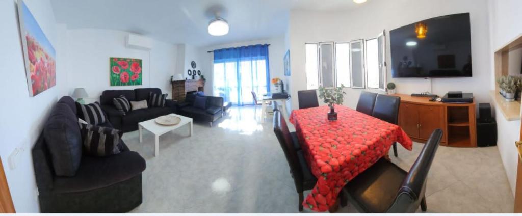 Televízia a/alebo spoločenská miestnosť v ubytovaní Casita Beach Front