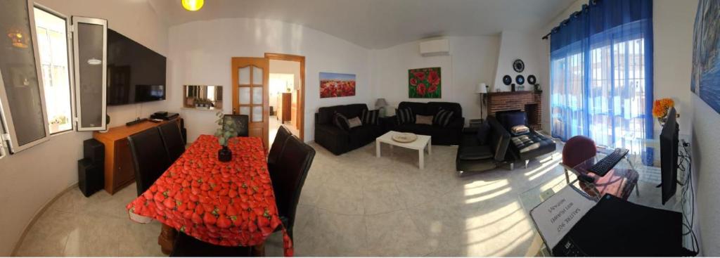 Televízia a/alebo spoločenská miestnosť v ubytovaní Casita Beach Front